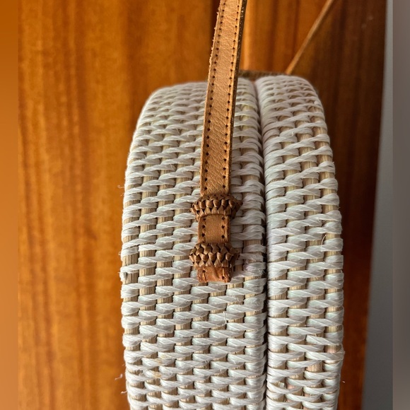NWOT White Rattan Round Crossbody Bag with flowers application - Picture 6 of 6